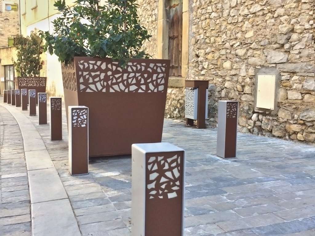Aménagement piéton : bornes, jardinière et corbeille