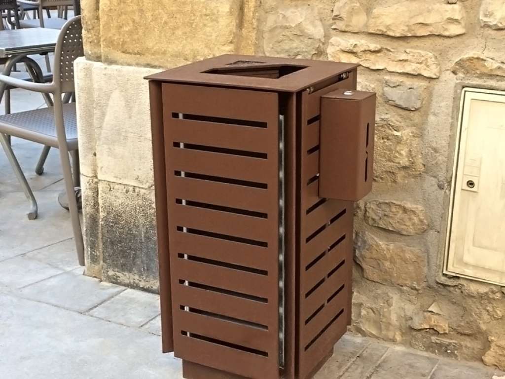 Corbeille avec couvercle cendrier et distributeur canin